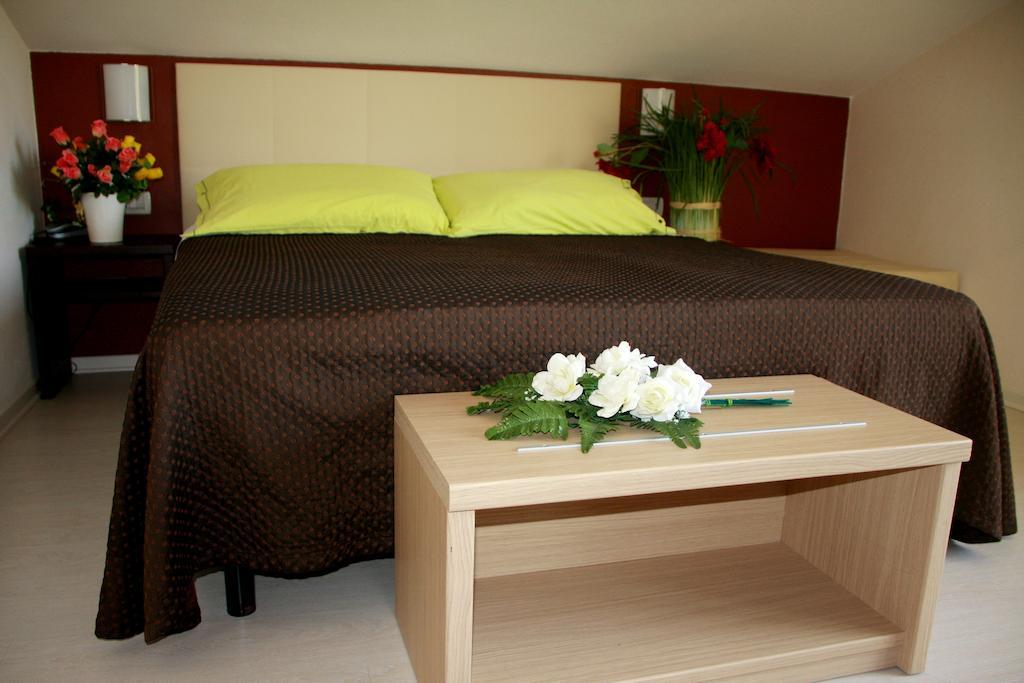 Hotel Monica تّشيرفييا الغرفة الصورة