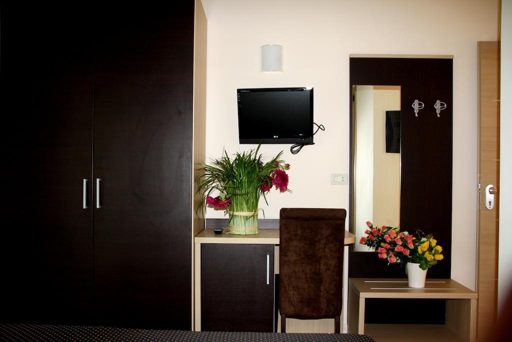 Hotel Monica تّشيرفييا الغرفة الصورة